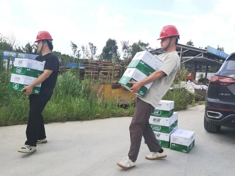 头顶烈日脚踏热土彰显最美形象  双向奔赴关爱职工共保一方平安